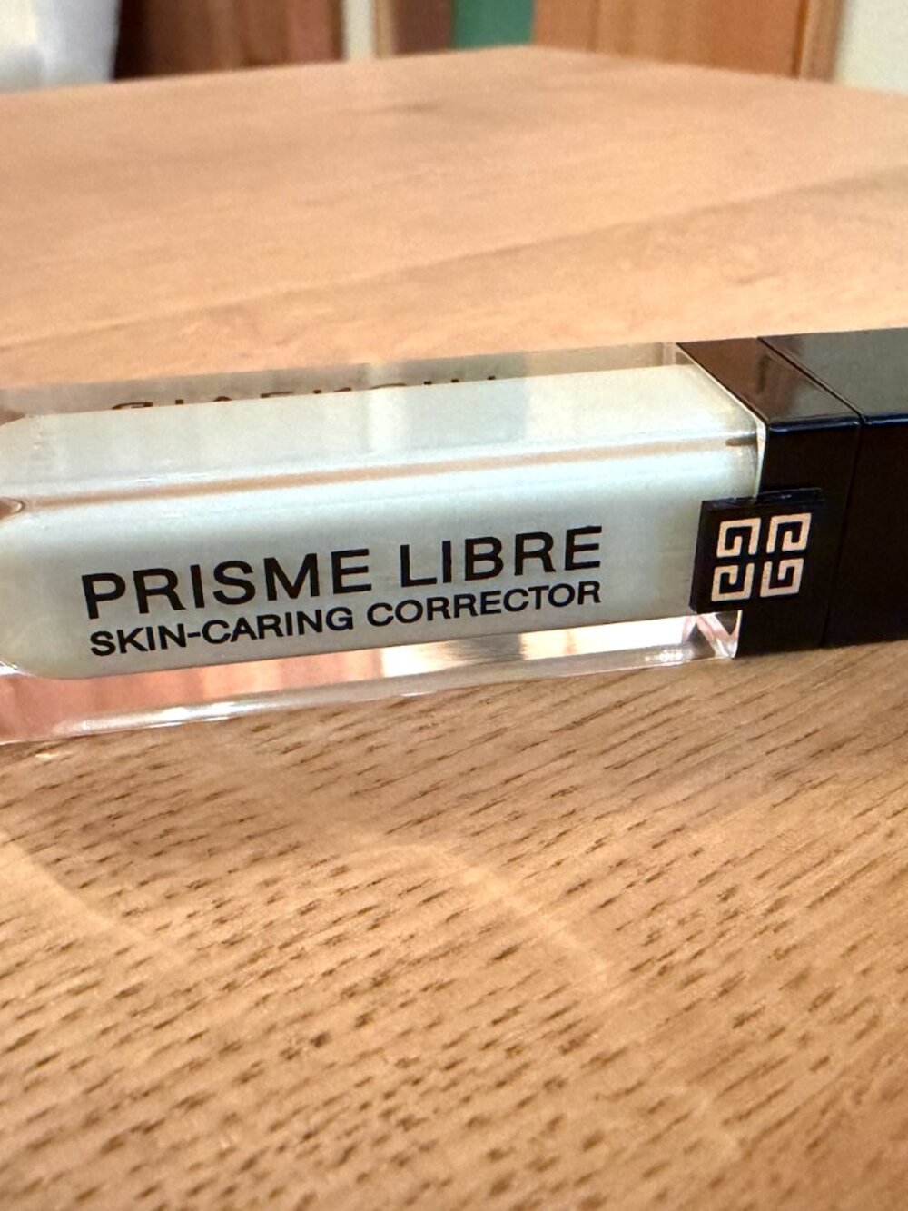 Givenchy Prisme Libre Skin-Caring Green Color Corrector